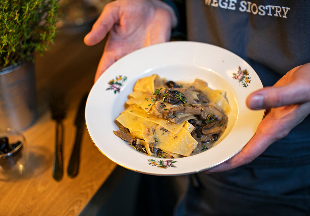 Łazanki z grzybami z Toczonym i śliwką wędzoną