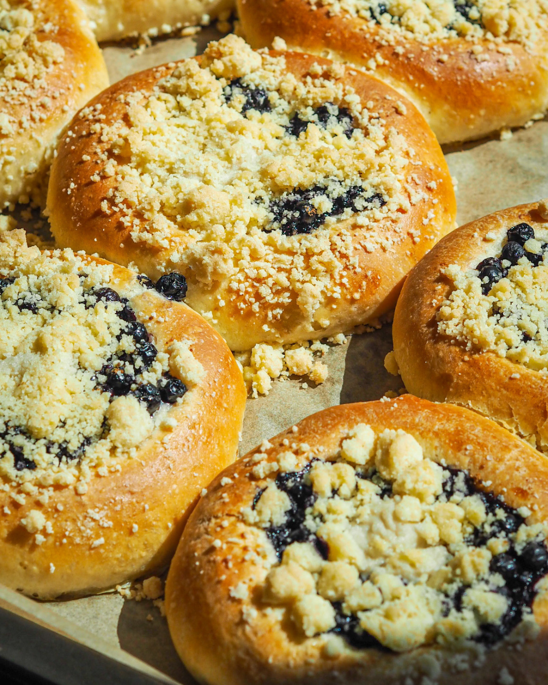 Wegańskie drożdżówki serniczkowe z owocami i kruszonką