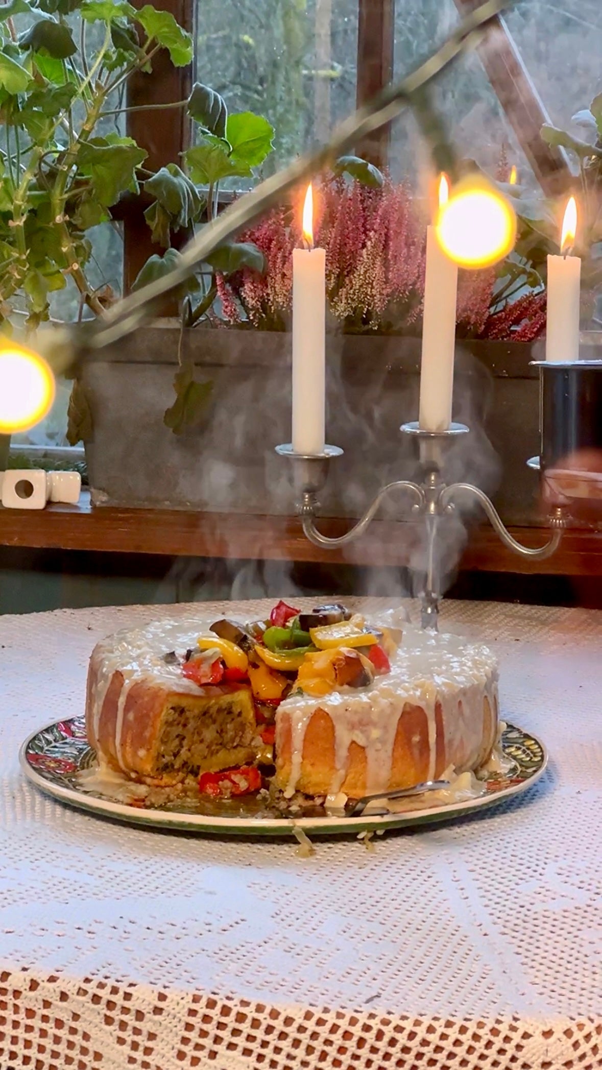 Drożdżowy wieniec z kaszą gryczaną, serkiem z nerkowców i jarmużem