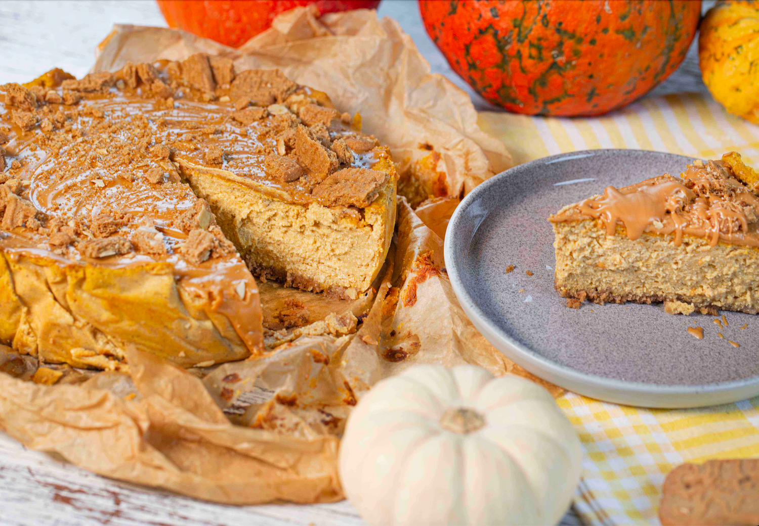 Kremowy sernik dyniowy z kremem ciasteczkowym - bez laktozy, roślinny