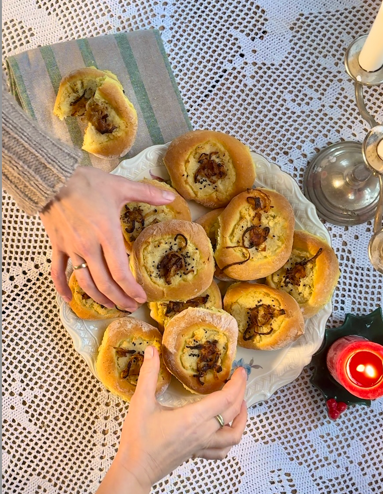 Roślinne kołaczyki drożdżowe z serowo-ziemniaczanym farszem