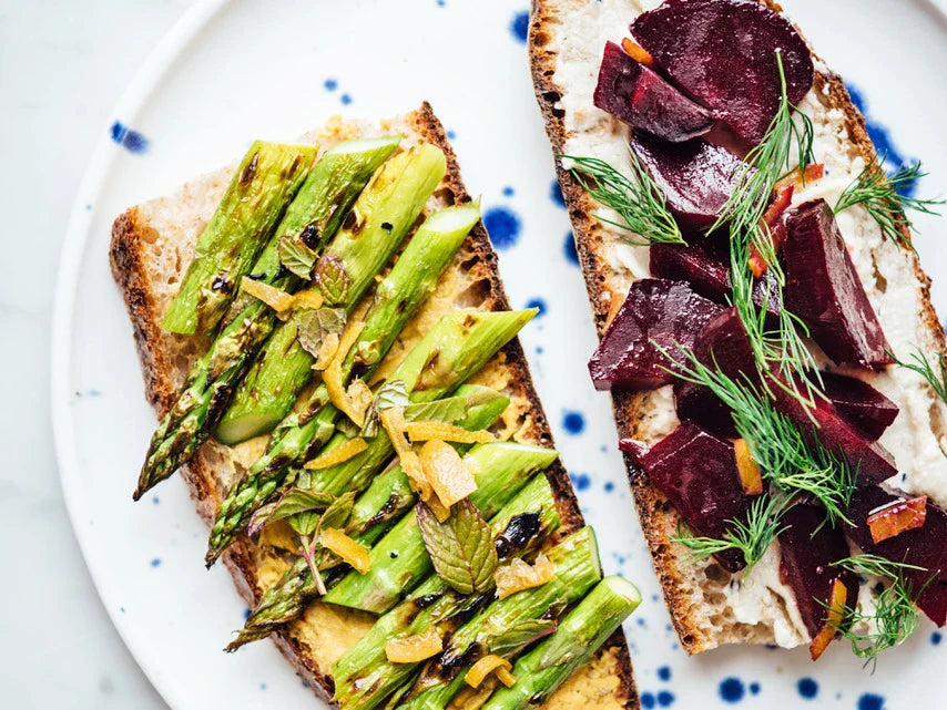 Wiosenne grillowanie: grzanki i sałatka z nowalijkami i serkami Wege Sióstr by Jarzynova