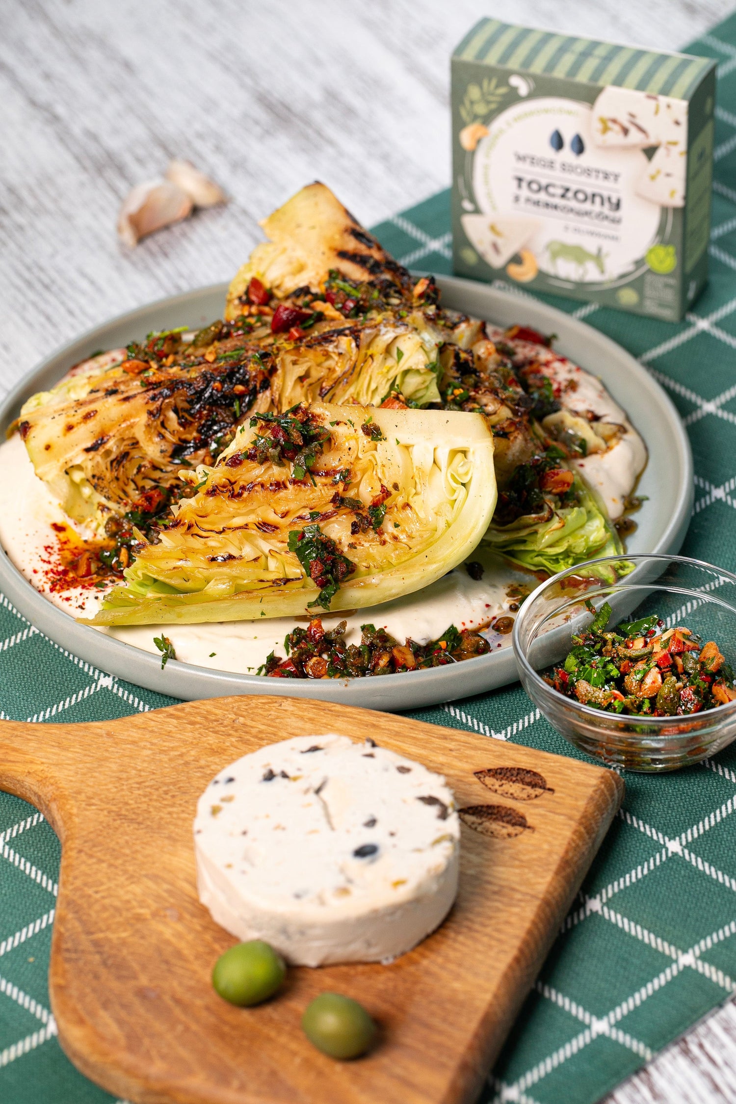 Młoda kapusta z grilla z Toczonym z oliwkami i crunchem oliwkowo–migdałowym