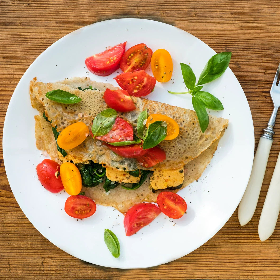 Gryczany naleśnik ze szpinakiem i serkiem Toczonym z suszonymi pomidorami