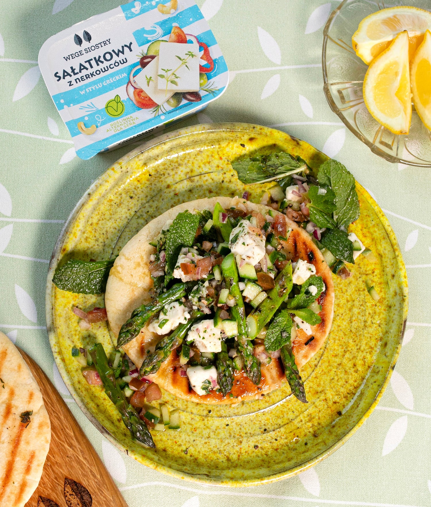 Pita z grilla z marynowanym Sałatkowym i szparagami