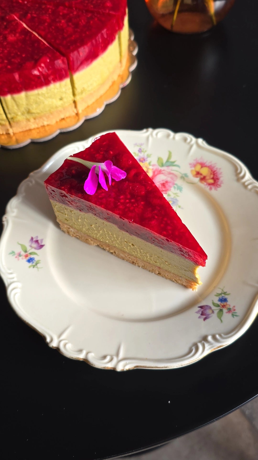 Pakiet na sernikową tartę malina-pistacja na ciasteczkowym spodzie od VEGANOMANIAK